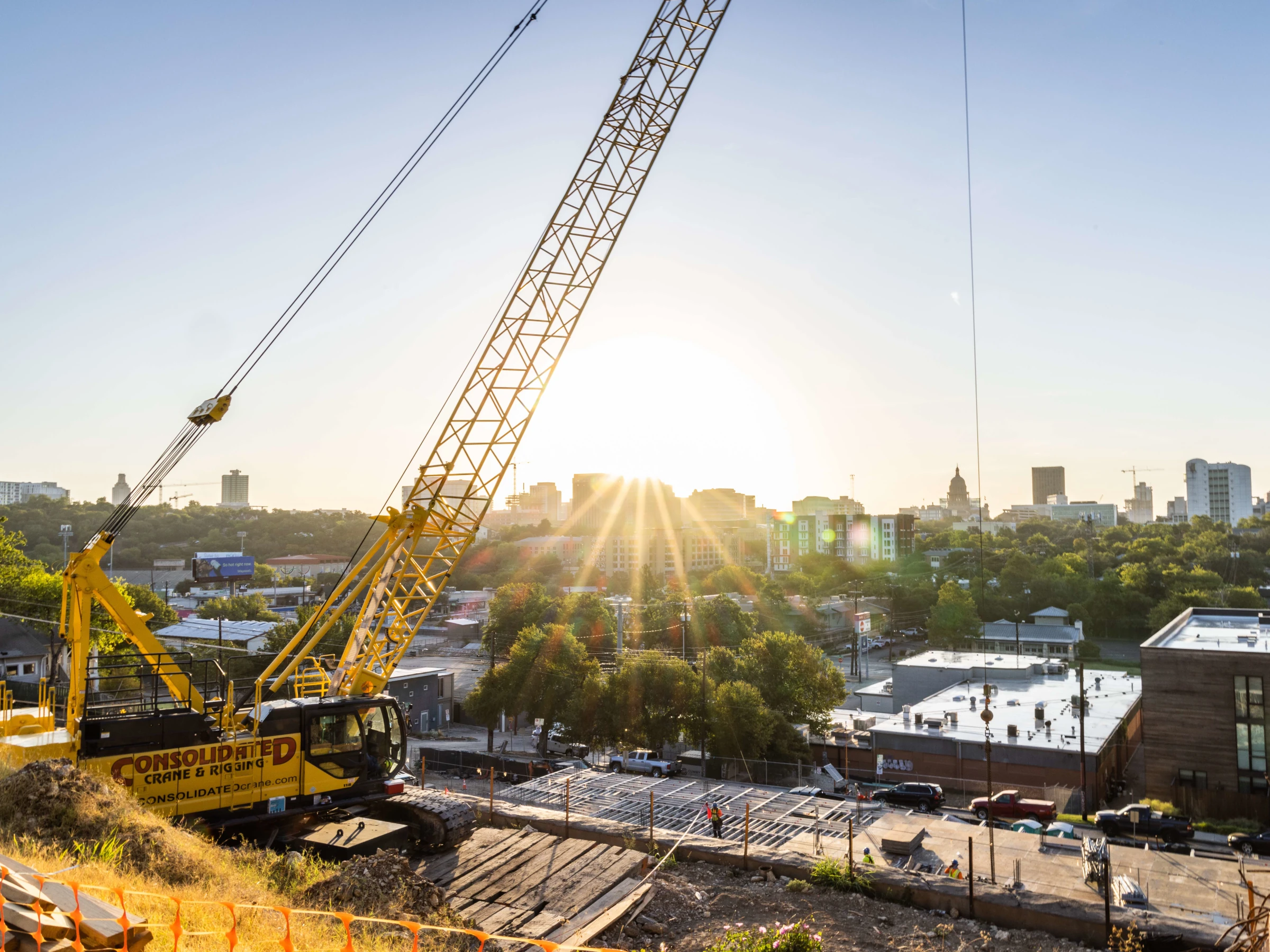 500 ton rental crane lifts trusses building