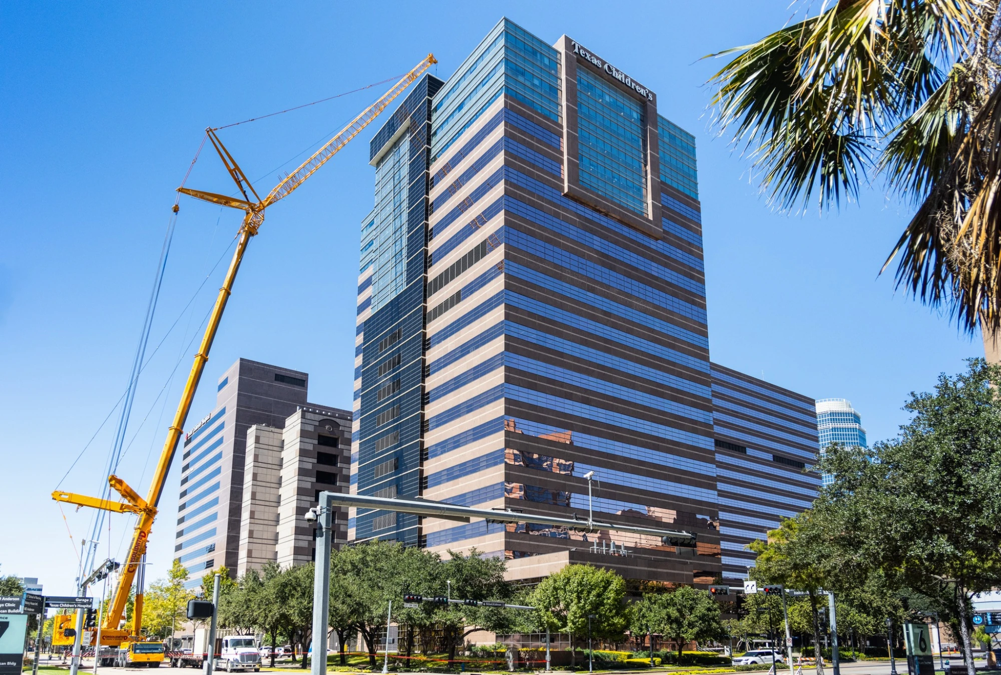 Working & Operating Cranes in Downtown Houston